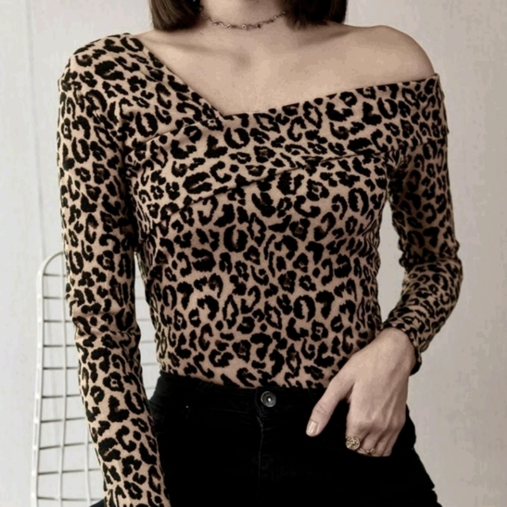 NWT Tiger printed tee tops